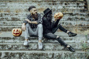 Gri merdivenlerde oturan Halloween Çift