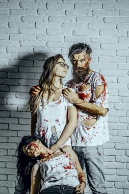 Cadılar Bayramı insanlar beyaz tuğla duvar