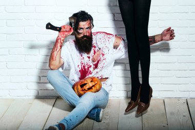 Cadılar Bayramı zombi adam kabak, balta ve kadın bacakları sakallı