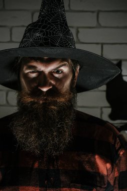 Halloween cadı şapkalı ciddi yüzündeki sakallı adam