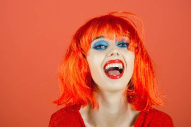 Etnik takı parlak yapay saçlı gülümseyen kız.