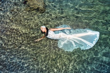 beyaz gelinlik kadın