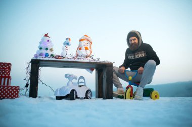 Üç tekerlekli bisiklet üzerinde karlı manzara mutlu kişini