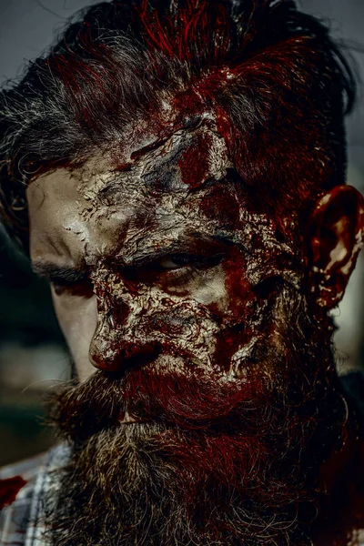 Hombre de Halloween con barba sangrienta y cabello — Foto de Stock