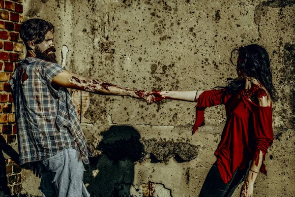 Halloween pareja zombie en la pared de hormigón — Foto de Stock