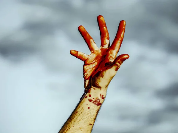 Хэллоуин кровавые пальцы на сером фоне неба — стоковое фото
