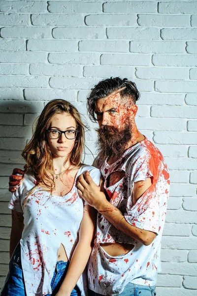 Halloween pár zombie vousatý muž a krvavé dívka — Stock fotografie
