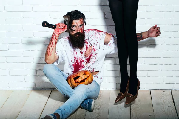 Cadılar Bayramı zombi adam kabak, balta ve kadın bacakları sakallı