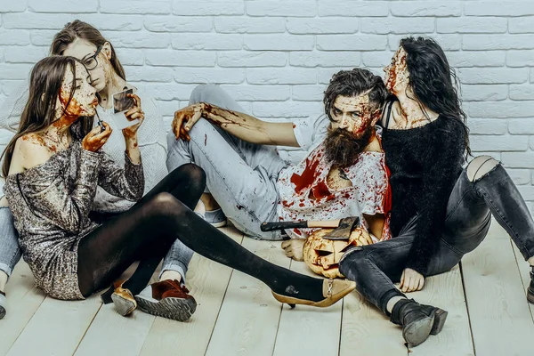 Amigos de Halloween relajándose en el suelo de madera — Foto de Stock