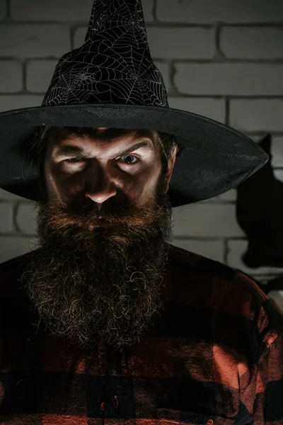 Halloween cadı şapkalı ciddi yüzündeki sakallı adam