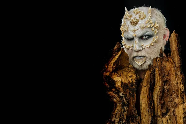 Cin kafasına boynuzlarıyla