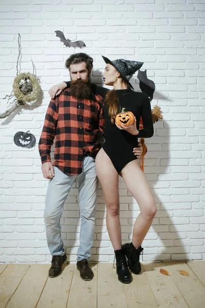 Halloween meisje bedrijf pompoen — Stockfoto