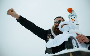 Adam pilot şapka ve gözlük yükseltilmiş yumruk el ile