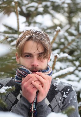 Maço yüzünü ve ellerini eşarp ile Isınma