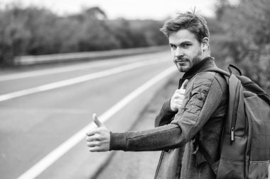 Genç adam otostop autostop
