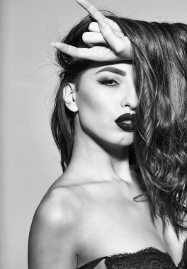 Kırmızı dudaklar, uzun esmer saçlı seksi kadınla