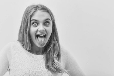 Dil Gösterilen sarı saçları ile oldukça mutlu genç kız