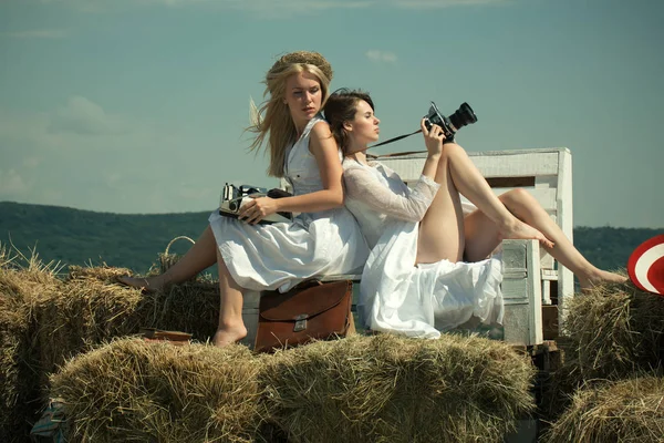 kamera ile esmer kız