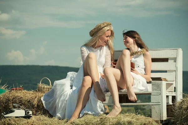 Kitap ve daktiloda mavi gökyüzü gülümseyen mutlu öğrenciler