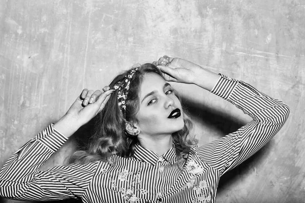 Güzel kız mavi çizgili gömlek kravat kafa bandı