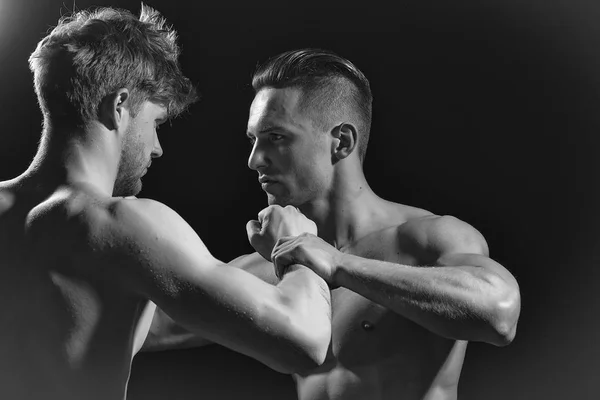 Junge muskulöse Männer boxen — Stockfoto