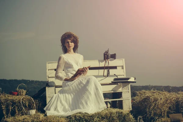 Kadın gri gökyüzü, vintage filtre kitap okuma