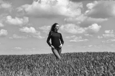 yeşil çim ve gökyüzü güzel kız