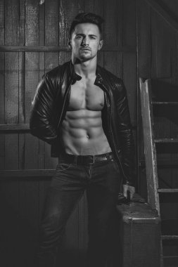 Şık erkek takım elbise çantası ile birlikte