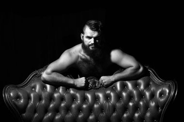 Sakallı adam çıplak göğüs ile