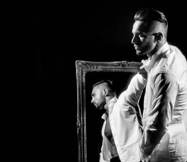 seksi atlet cesedin yanında vintage ayna ile kas maço adam