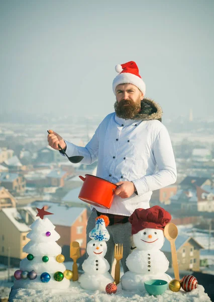 Чоловік в капелюсі Санта і біла форма в зимовий день — стокове фото