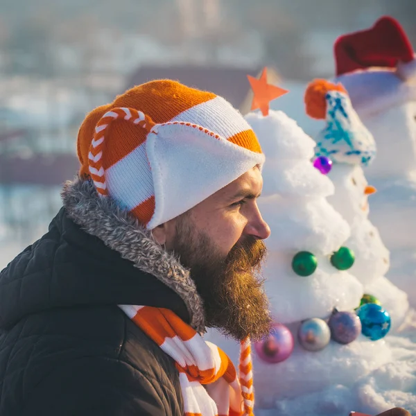 Adam şapka ve atkı kış gününde