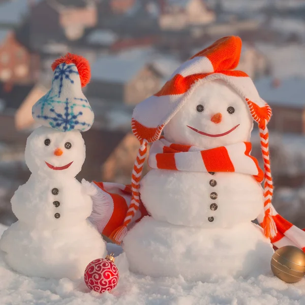 Kardan adam kırsal arka plan üzerinde