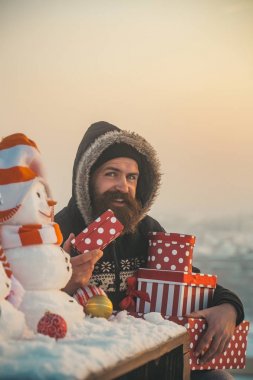 Mevcut kutulara karlı manzara ile mutlu hippi