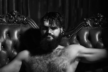 Sakallı çıplak adam kanepede