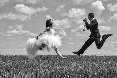 Mutlu gelin ve damat atlama