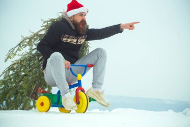 Kızgın hipster Xmas ağacı beyaz kar üzerinde taşıyan