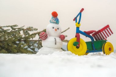 Beyaz gökyüzü kardan adam ve köknar ağacı