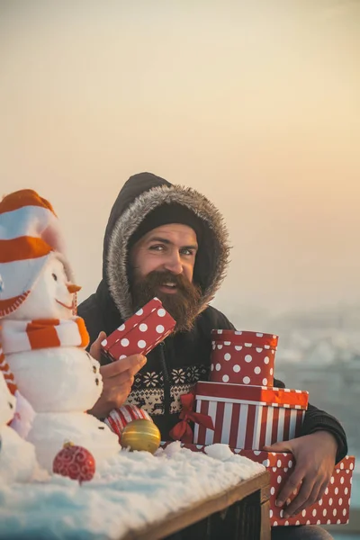 Hipster feliz com caixas de presente na paisagem nevada — Fotografia de Stock