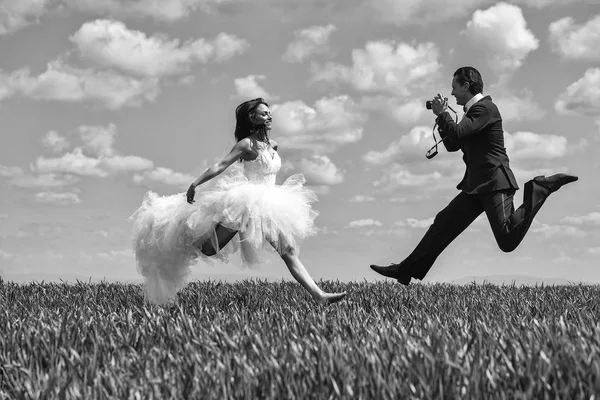 Feliz salto de novia y novio — Foto de Stock