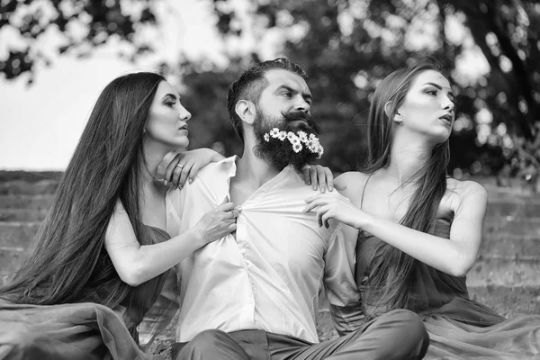 sakallı adam ve kadın merdivenlerde