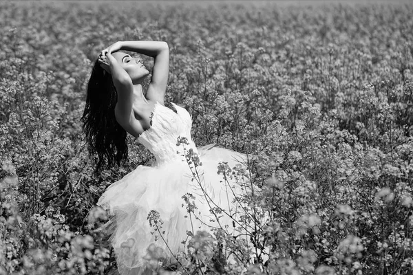 Bonita chica de la boda en flores de campo verde amarillo — Foto de Stock