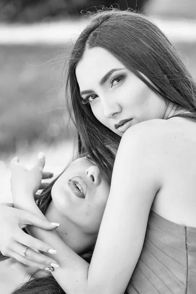 Dos mujeres al aire libre — Foto de Stock