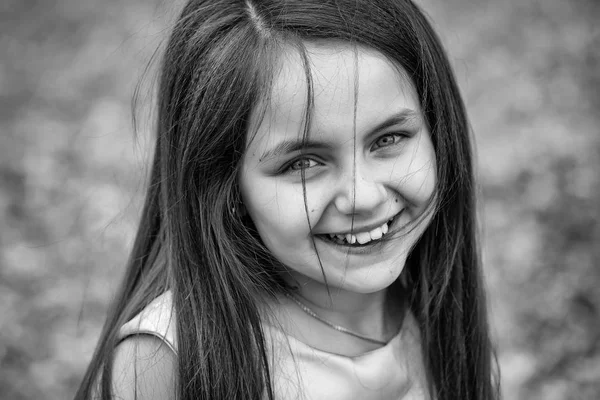 Piccola sorridente ragazza all'aperto — Foto Stock