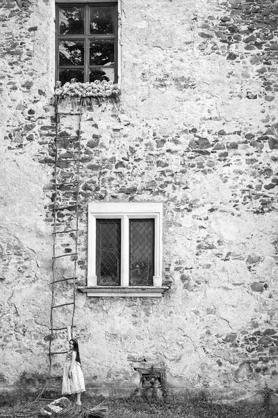 Kleines Mädchen im Kleid auf Seiltreppe — Stockfoto