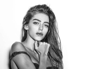 Bayan uzun ıslak saçlı