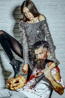 Halloween çift beyaz tuğla duvar aşık