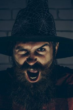 Cadılar Bayramı hipster Sihirbazı şapkalı öfke ile bağırarak