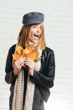 şapkalı şık saç ile mutlu modeli.