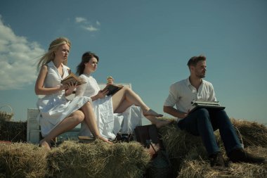 Adam ya da saman vintage daktiloda yazarak maço